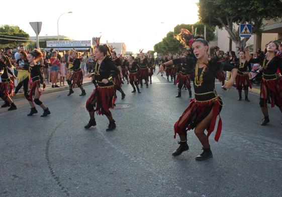 Pasacalles dentro del Encuentro Comarcal de Bandas de Cornetas, Tambores y Majorettes del Poniente.