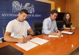 El tricampeón del mundo de windsurf Víctor Fernández seguirá siendo imagen de El Ejido