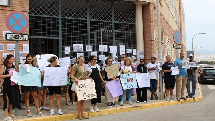 Padres del IES Francisco Montoya protestan por la masificación de sus aulas