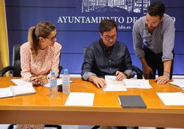 Delia Mira, Francisco Góngora y David Fernández, en Junta de Gobierno.