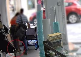 Una imagen del detenido realizando una grabación.