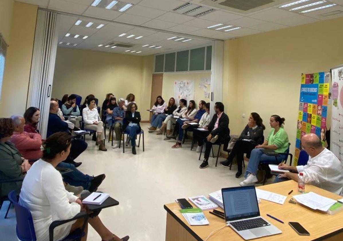 La Oficina del Defensor del Pueblo recoge un centenar de quejas a su paso por el Poniente