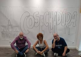 Plácido Martínez, Marisa Alférez y Santiago Girón en la elaboración de un mural de La Cosechadora en la galería de arteDall Villa Art.