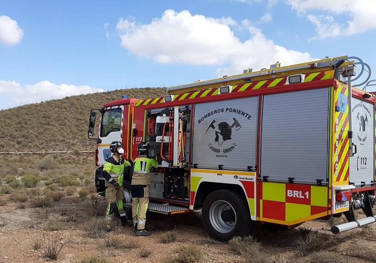 Dos menores afectados por humo al incendiarse una casa en El Ejido