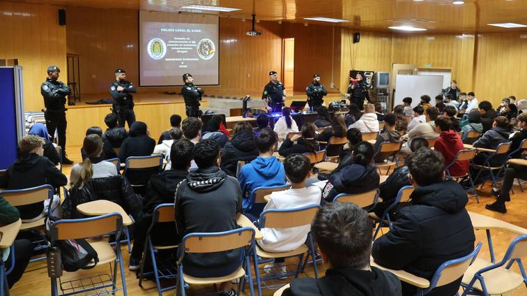 La Policía Local conciencia contra el consumo y el menudeo de drogas en el IES Santo Domingo