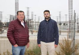 José Miguel Alarcón y Federico Galdeano, delante de la cimentación del nuevo colegio de Almerimar. R.I.