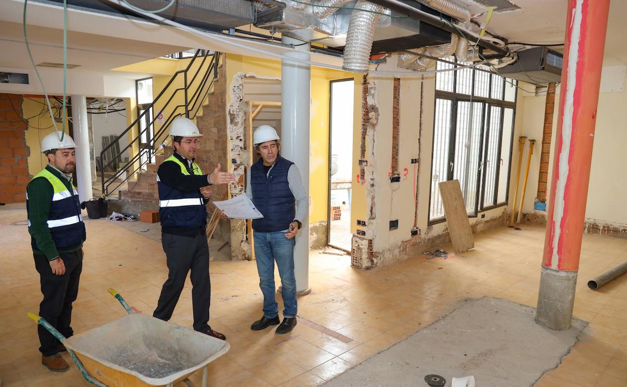 Alberto González y Francisco Góngora, comprobando el avance de las obras de este nuevo espacio cultural.