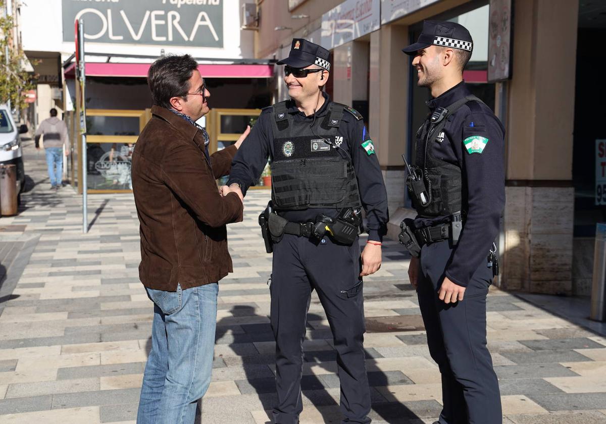 Francisco Góngora junto a dos policías locales de El Ejido.