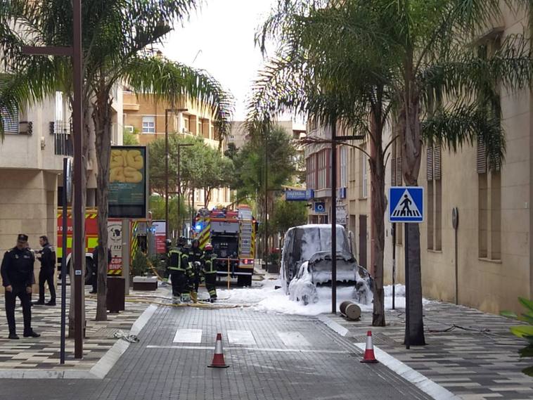 Arde un vehículo frente al Ayuntamiento de El Ejido