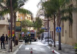 Arde un vehículo frente al Ayuntamiento de El Ejido