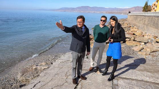 Góngora denuncia los continuos retrasos del estudio para recuperar la Playa de Balerma