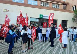 Profesionales del Hospital de Poniente manifestándose.