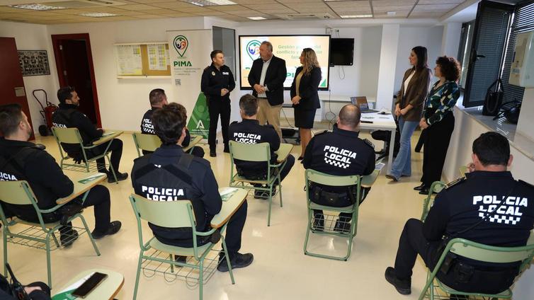La Policía Local se forma en el protocolo de derivación al PIMA