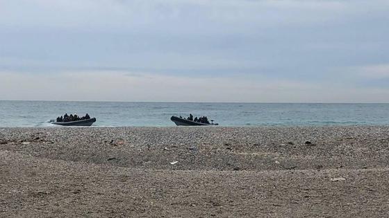 Más de 100 migrantes llegan en patera a la playa de Guardias Viejas