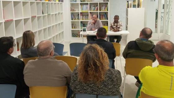 Antonio Guerrero lleva su novela 'Zurdo' hasta la biblioteca de Santa María del Águila