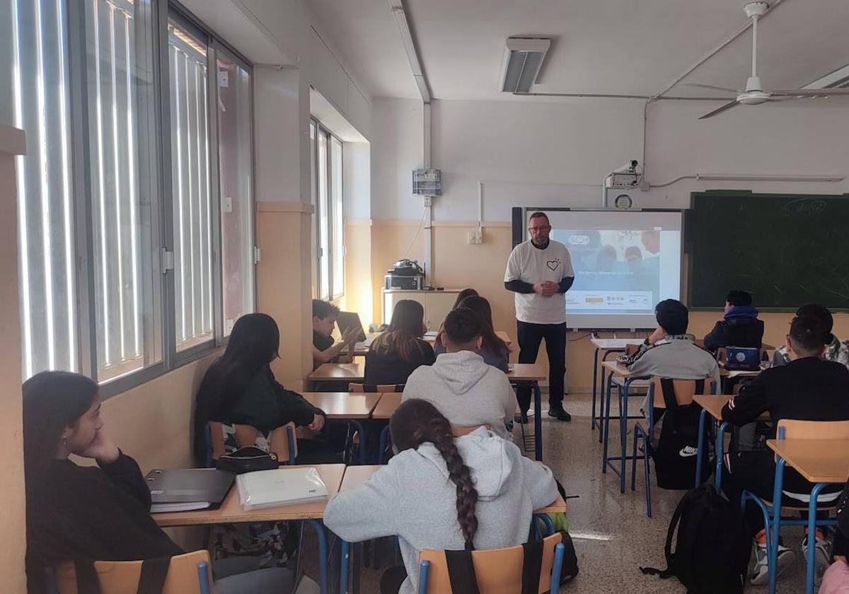 El IES Santo Domingo se une al programa 'Para, piensa, conéctate'