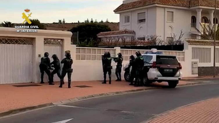 Dos detenidos tras localizar 1.200 plantas de marihuana en su casa de Almerimar