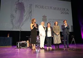 Delia Mira, Carmen Aguilera, Ana Fuentes, Ana Navas y Francisco Góngora en la foto de familia final.