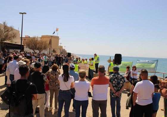 Cientos de personas se concentran en Balerma para recordar que su playa agoniza