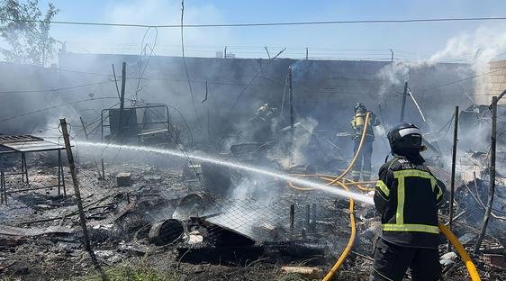 Los bomberos extinguen un incendio una infravivienda en El Ejido