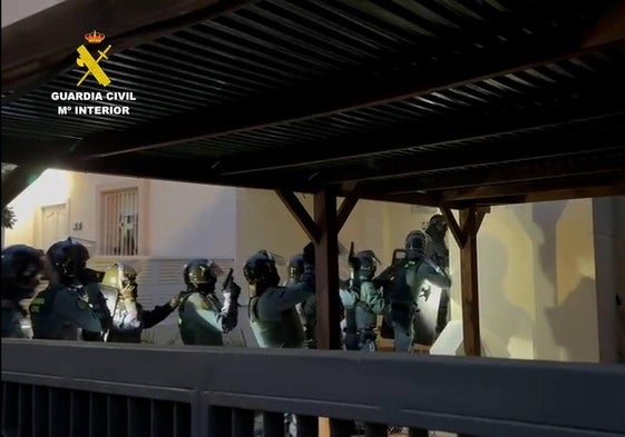Agentes de la Guardia Civil durante las operaciones.