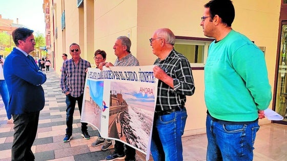 Protesta ciudadana ante Costas para buscar una solución a la playa de Balerma, el viernes