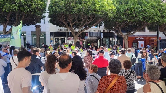 Más de un centenar de balermeros se plantan ante las puertas de Costas
