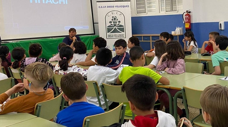 Los alumnos del CEIP Diego Velázquez reciben la visita de Pablo Hernández