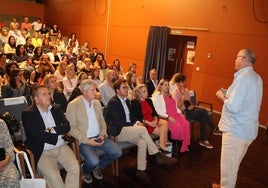 Expertos en medicina debaten en El Ejido sobre la vacunación en adultos