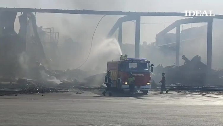 Labores de extinción del incendio declarado en las instalaciones de la cooperativa Mabe de El Ejido