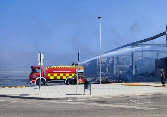 Bomberos trabajando en Mabe.