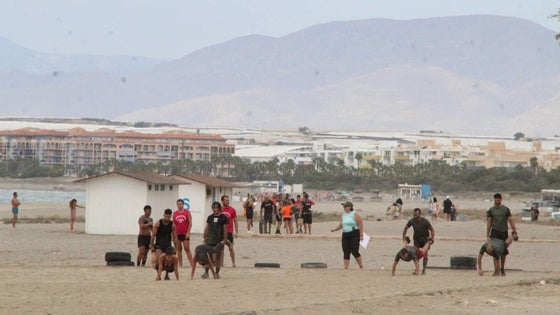 La Policía Nacional de El Ejido impulsa la solidaridad con una propuesta refrescante