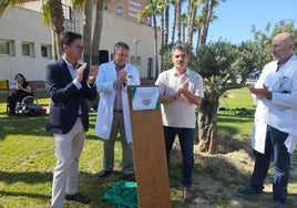 F. Góngora, P. Acosta, J. Antonio Martín y J. Fierro, descubriendo la placa homenaje a los donantes.