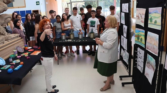 Los usuarios de los talleres terapéuticos de cerámica y pintura muestran su arte