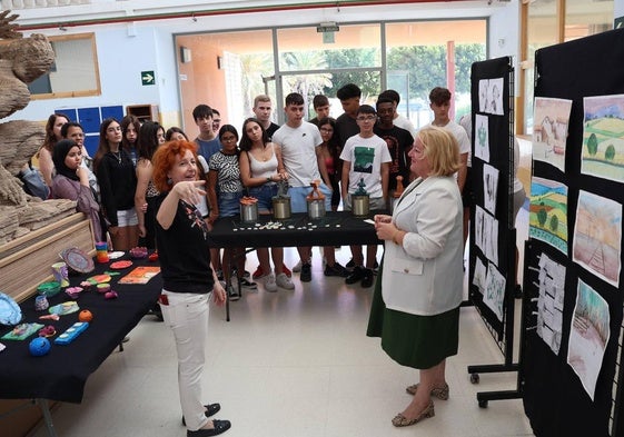 Los usuarios de los talleres terapéuticos de cerámica y pintura muestran su arte