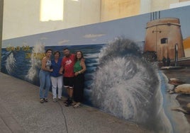 Rosalía Suárez, Ángeles Barrera, Nauni y Ángeles Mingorance con una parte del grafiti elaborado.