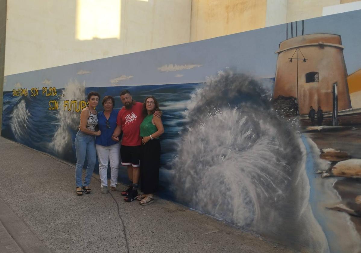 Un gran mural junto al Mercado de Abastos de Balerma reivindica que sin playa no hay futuro