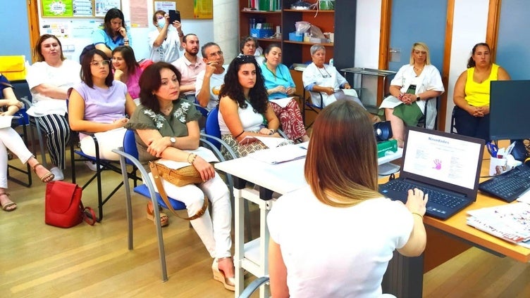 270 profesionales de Distrito Poniente se forman para actuar ante casos de violencia de género