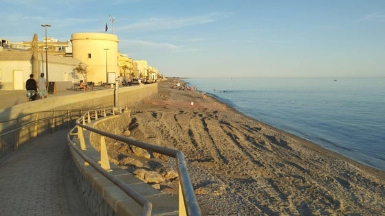 Balerma pide ayuda al Defensor de Pueblo para salvar su playa ante los retrasos de Costas
