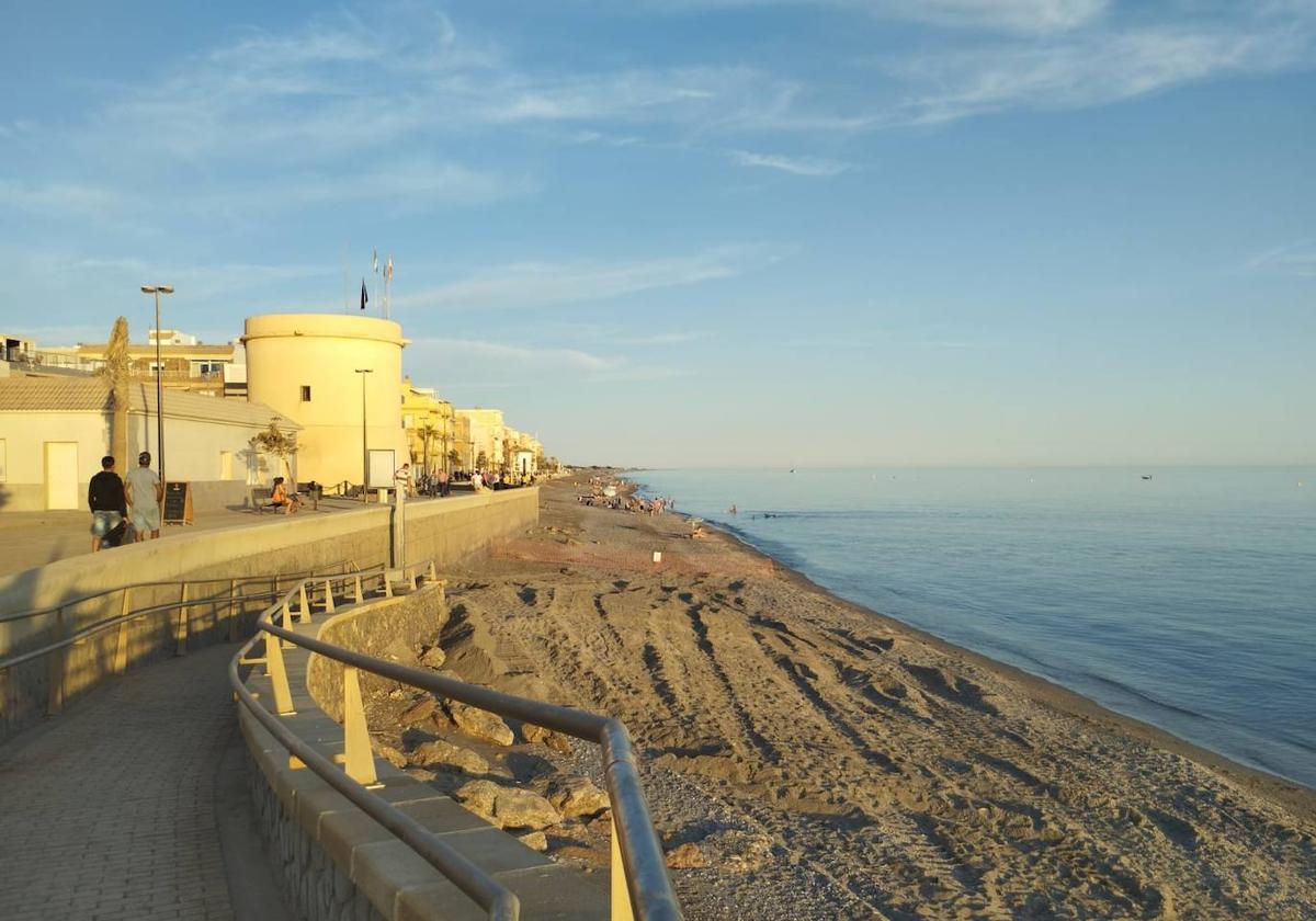 Balerma pide ayuda al Defensor de Pueblo para salvar su playa ante los retrasos de Costas