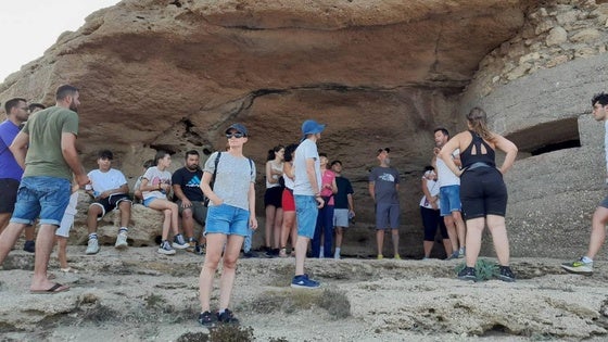 Las visitas guiadas al patrimonio cultural reúnen a más de 300 personas este verano