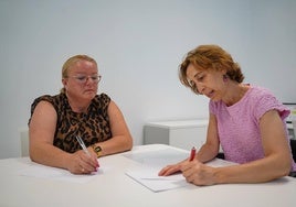 María del Mar Martínez y Laura Márquez durante la reunión.