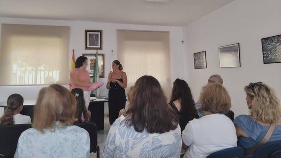 Puntadas de solidaridad con mucho corazón frente al cáncer de mama