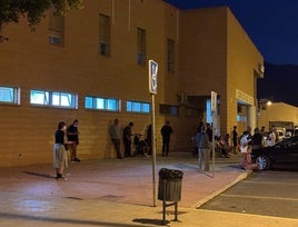 El PSOE denuncia que decenas de personas guardan a diario cola de madrugada en el centro de salud Ejido Norte