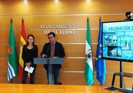 Francisco Góngora y Aránzazu Martín, en el Ayuntamiento de El Ejido.