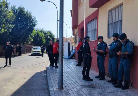 Agentes de Policía Local y Guardia Civil durante el desalojo.