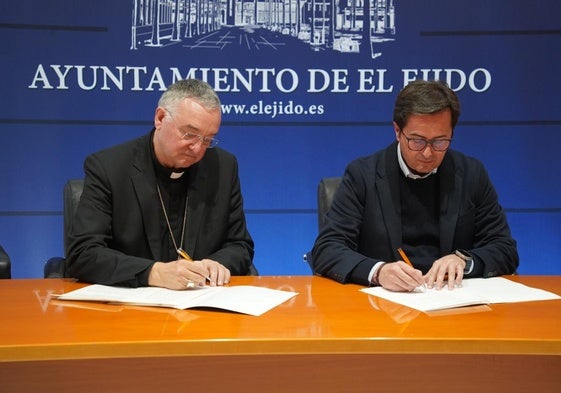 Firma del acuerdo entre el alcalde de El Ejido y el obispo de la Diócesis de Almería.