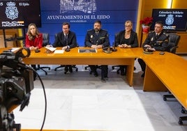 Policías de El Ejido, en un calendario para ayudar a los afectados de la DANA en Valencia