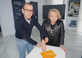 El Ayuntamiento reparte 2.000 pulseras naranjas con las que apuesta por una Navidad inclusiva y accesible