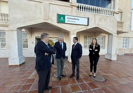 Visita del delegado de Salud al consultorio de Almerimar.